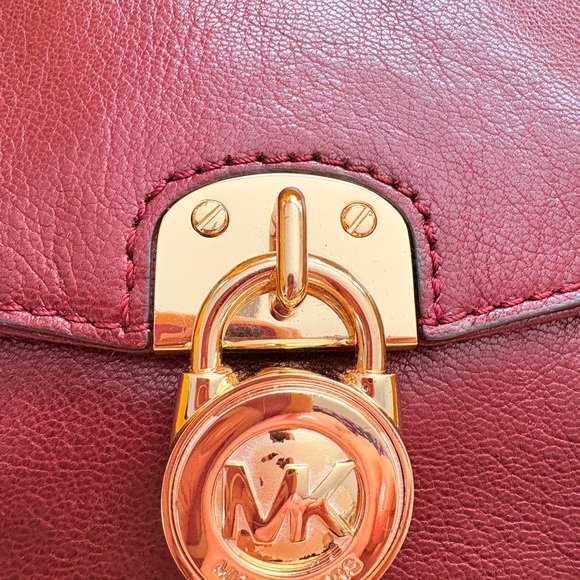 Michael Kors Burgundy Crossbody Bag with Gold Chain. Elegant pebble leather. - Picture 5 of 7